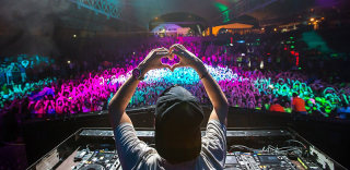 《TheWave》:在VR世界里与DJ一起摇摆