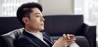 老干部也来VR瘾!霍建华为男士杂志拍VR短片