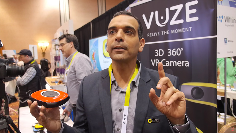 Vuze VR摄影机拿在手上很小巧