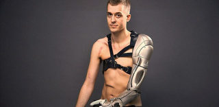 智能仿生手臂:英国小伙化身未来战士