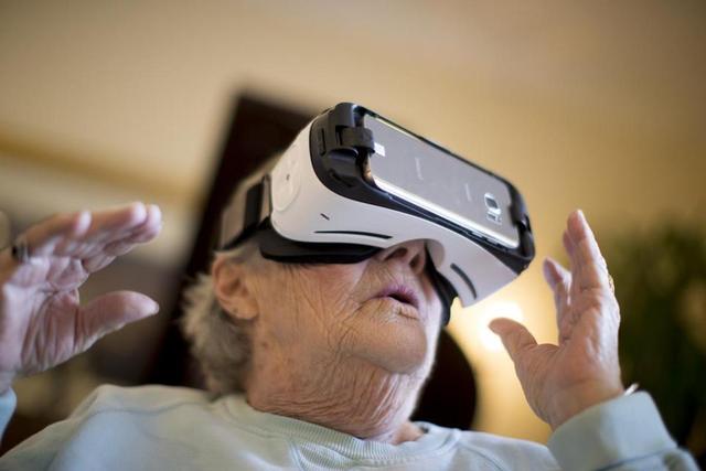Norma Gorman老奶奶第一次体验VR