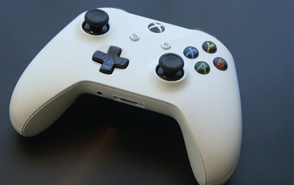 Xbox One S搭配的全新游戏手柄