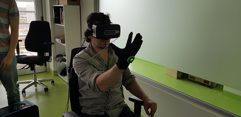 触觉反馈Gloveone VR手套：可远观还能“亵玩”