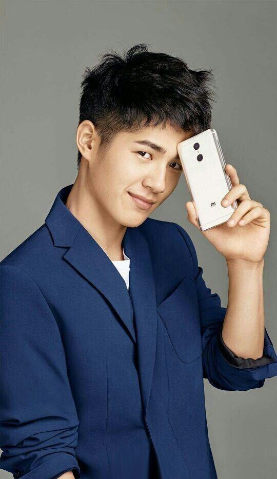 刘昊然的宣传海报中拿着疑似红米Note4手机