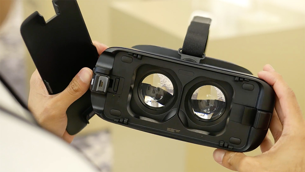 三星Gear VR 2代眼镜拆掉前盖图片