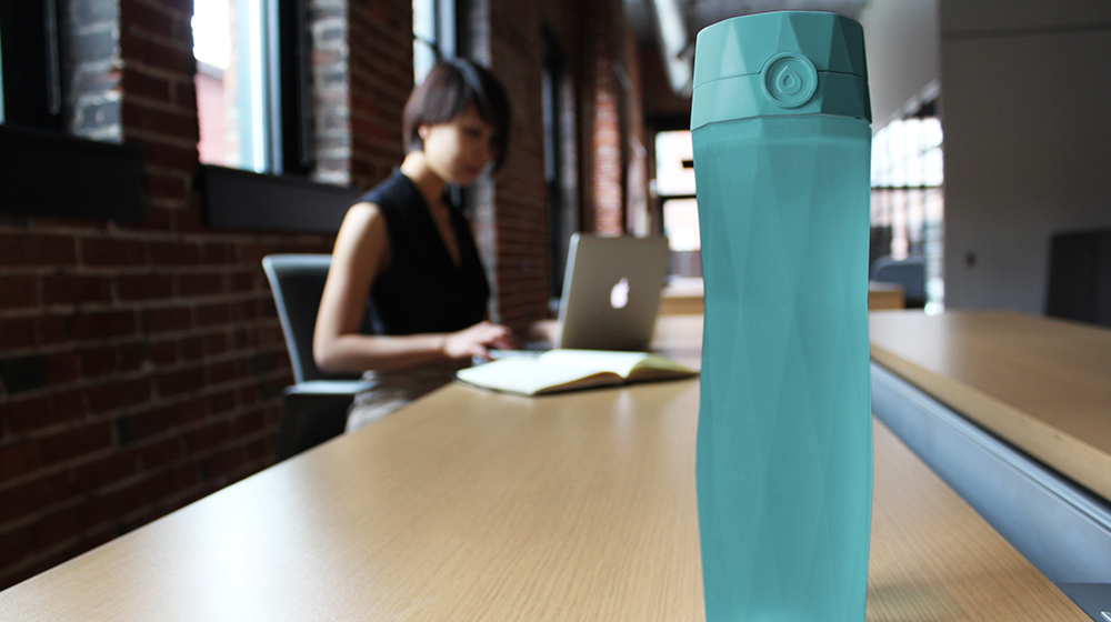 HidrateMe智能水壶通过发光提醒你喝水