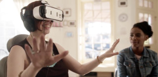 重获新生!“VR+外骨骼”让下半身瘫痪者找回双腿