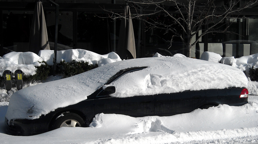 北方的大雪天气经常会让汽车蓄电池没电