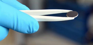 新型固态电池：妈妈再也不用担心手机爆炸啦