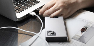 XPRESS-PRO:移动固态硬盘+移动电源的极简设计