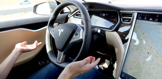 杜绝装X行为!特斯拉推出全新Autopilot安全警示系统