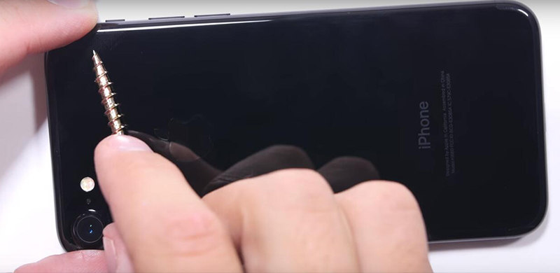 亮黑色iPhone7手机壳有必要？看完刮花测试视频就懂！