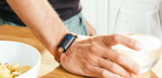 不想皮肤黯然失色?你需要LVL智能手环提醒你补水了