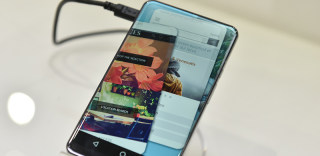 夏普展示新一代无边框手机,三星曲面屏顿时黯然失色