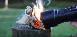 能点火的手电筒:野外露营生火就交给FlashTorch Mini吧!