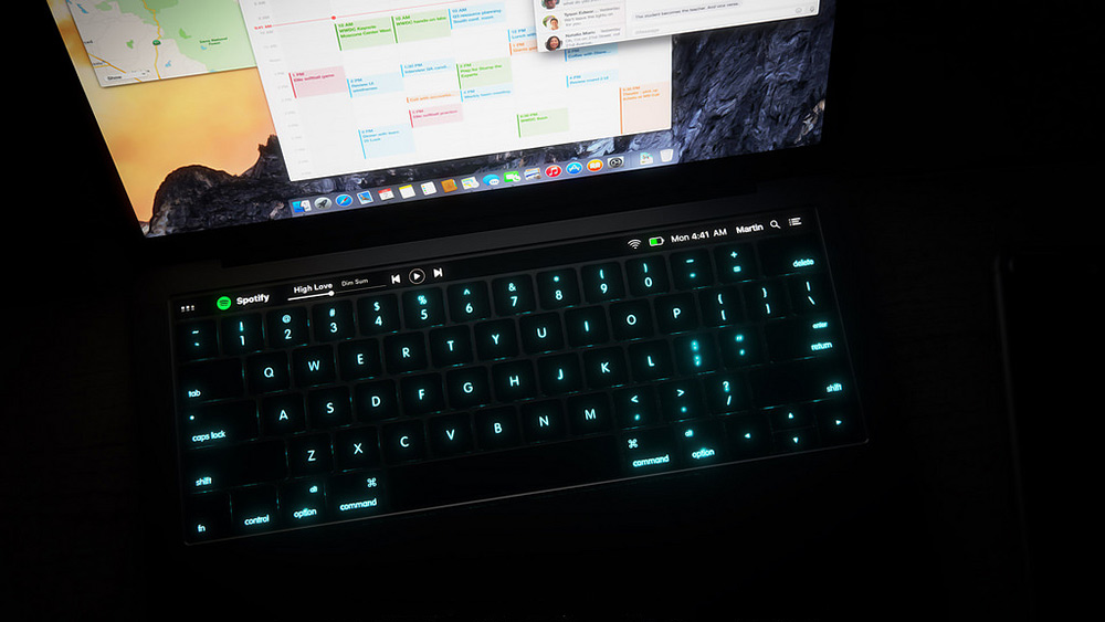 Macbook Pro 2016夜视图，OLED键盘区显示正在运行的程序信息和菜单