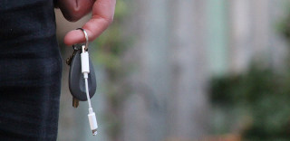 iPhone7的Lightning转3.5mm转接头容易丢?一个钥匙扣就可解决