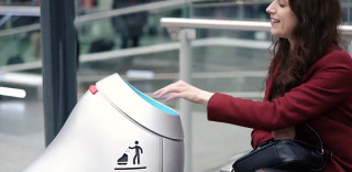 这个智能垃圾桶除了呆萌，还能随叫随到为你服务