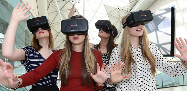贪玩的代价！长时间佩戴VR头盔可能会引发眼疾，应如何避免？