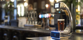 狂欢的酒吧里不需要等待!能够帅气刷卡的自助酒泵