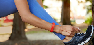 为了让你买智能手环,Fitbit跟VR公司搞了一场联姻