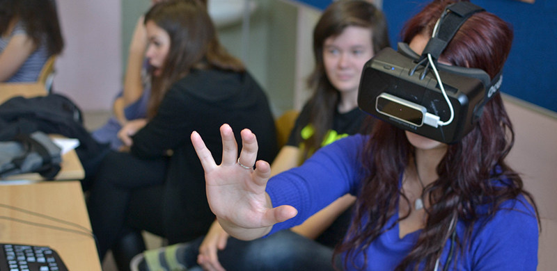 既然VR教育已经渗透化学、医疗了，那VR会取替老师吗？