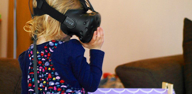 VR还能这么玩？看外国老爸用HTC Vive哄女儿的正确姿势