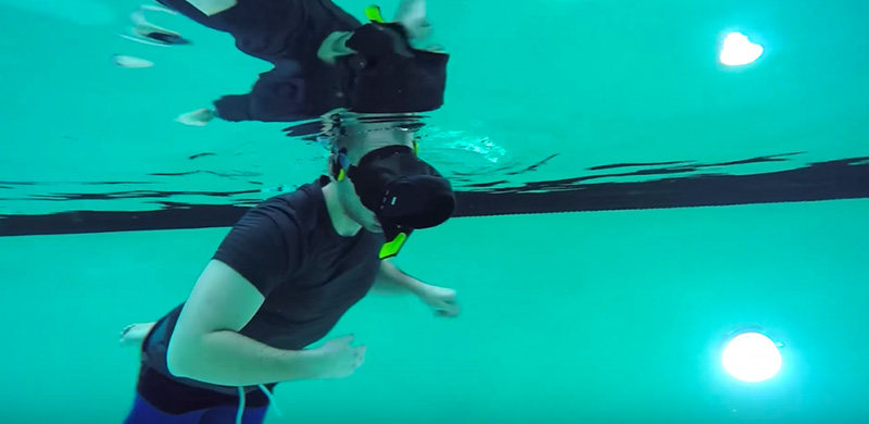 水下VR体验：在游泳池里感受大海，VR眼镜帮到你！