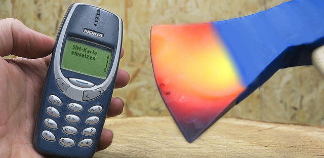 “地表最强”Nokia 3310碰上1000度高温大斧，究竟孰胜孰负？