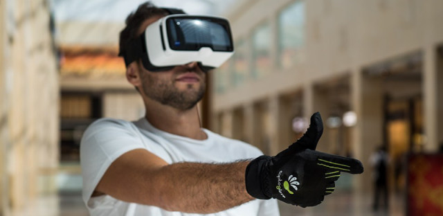 VR手柄扔掉！有了CaptoGlove手套，动动手指就能玩转VR游戏