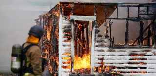 为了定制VR消防演练体验，新西兰消防把房子都给烧了