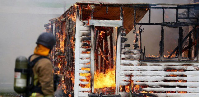 为了定制VR消防演练体验，新西兰消防把房子都给烧了