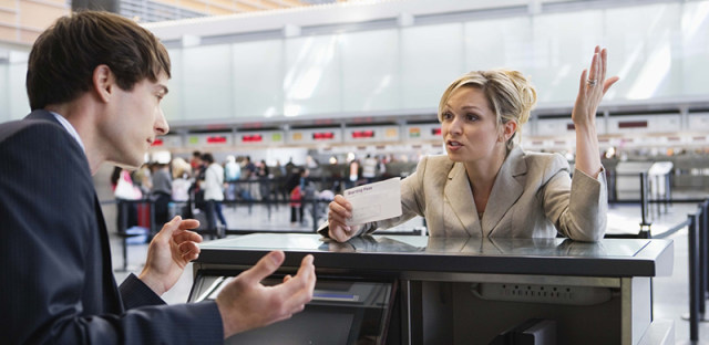 美联航强制乘客下机惹热议，遇到机票超售应该怎么办？