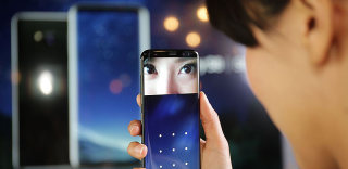 三星S8虹膜识别:光手机解锁还不够,虹膜识别还要用来买买买