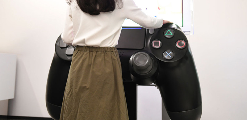 索尼推出了一个巨型PS4手柄，想玩得动？先健身再说