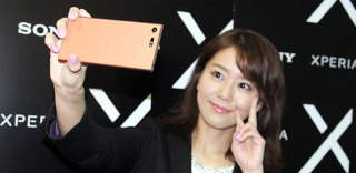 手机双摄的优点很多,但索尼坚持“一颗镜头就足够”!