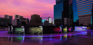 耐克打造了一条荧光跑道,大概只能用“帅到爆炸”来形容了