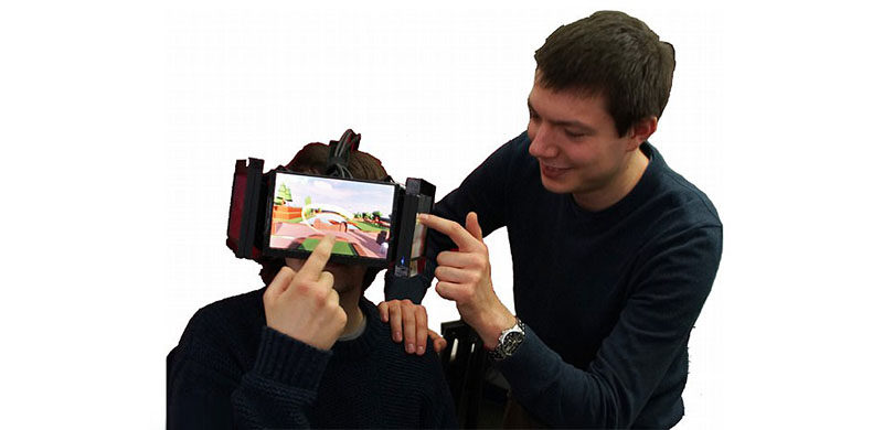 为了玩上双人VR游戏，他设计了一款奇葩的VR头显