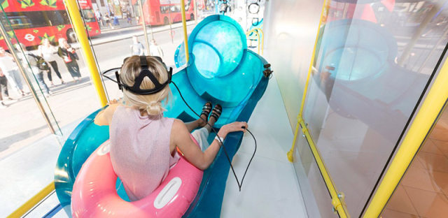 英国Topshop旗舰店建了个小型VR游乐场，商家赚疯了