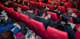 3D斑马线已过时,武汉街头启用变色斑马线:专为低头族而设