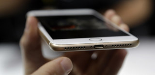 AirPods的套路再来一次？iPhone8无线充电底座将推迟登场