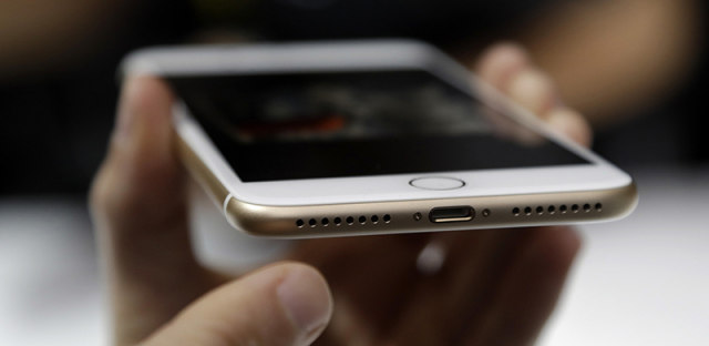 AirPods的套路再来一次？iPhone8无线充电底座将推迟登场