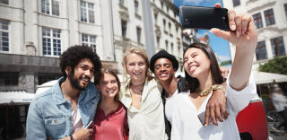 虽然被冠以全面屏手机之名,但LG Q系列手机却一点都不Q