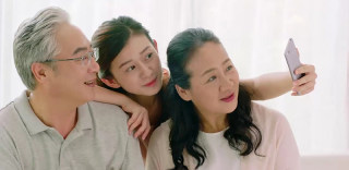 怎么教父母玩微信?“微信使用小助手”可能会比你更管用