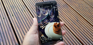 全面屏也能拥有前置指纹?荣耀V10想要和华为Mate10不一样