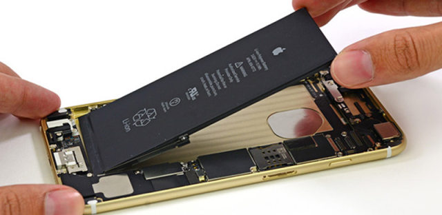 iPhone电池门遭集体诉讼：手机降频是逃避电池更换服务？
