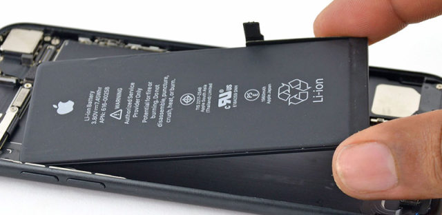 降频门导致iPhone电池更换预约过多，付费更换仍需等待数周