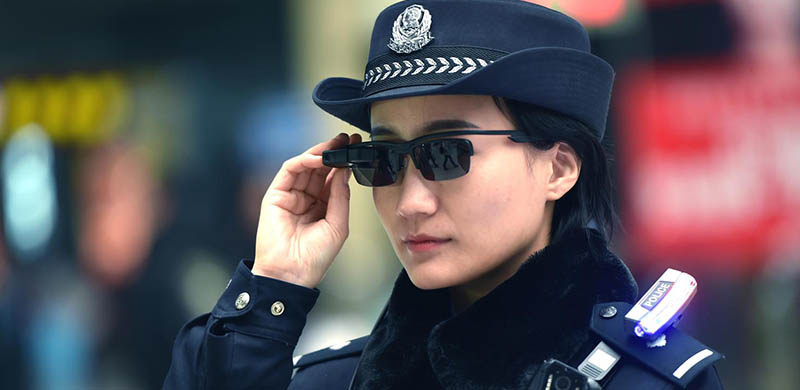 郑州警方佩戴智能眼镜执法，超强人脸识别功能为春运保驾护航