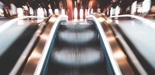 地铁左立右行成为历史,告诉你乘坐自动扶梯的正确姿势和方法