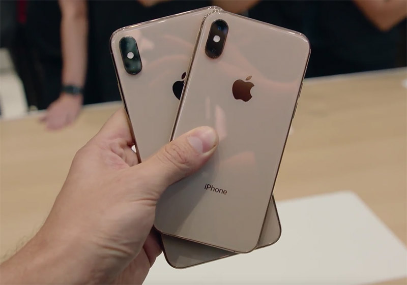 金色iPhone Xs的后盖其实不是金色